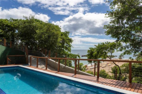 Casa com piscina, deck e vista para o mar